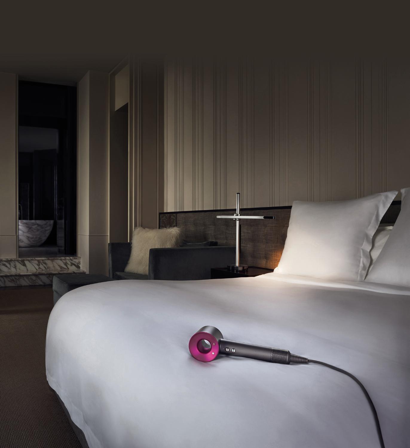 Asciugacapelli Dyson Supersonic™ appoggiato su letto
