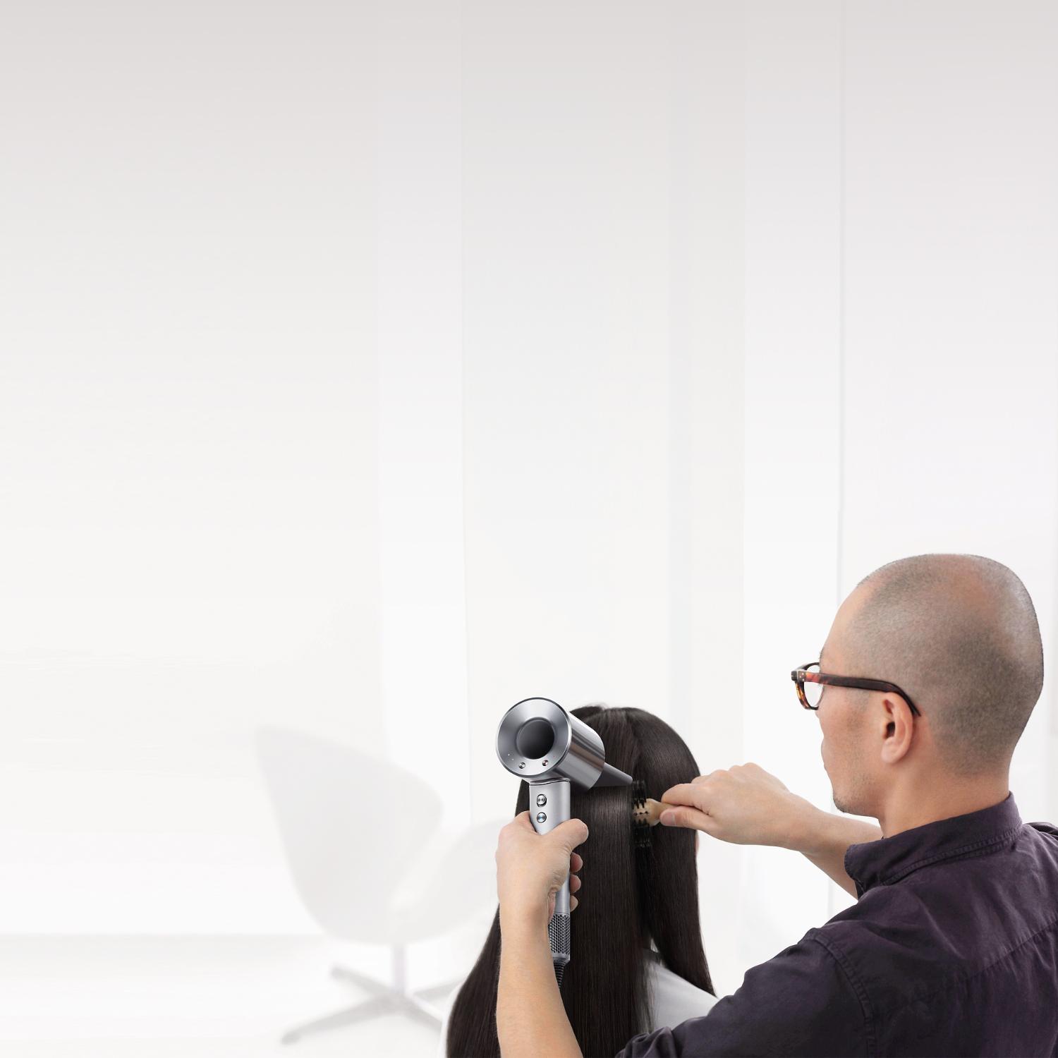 Asciugacapelli Dyson Supersonic™ versione Professionale con concentratore applicato