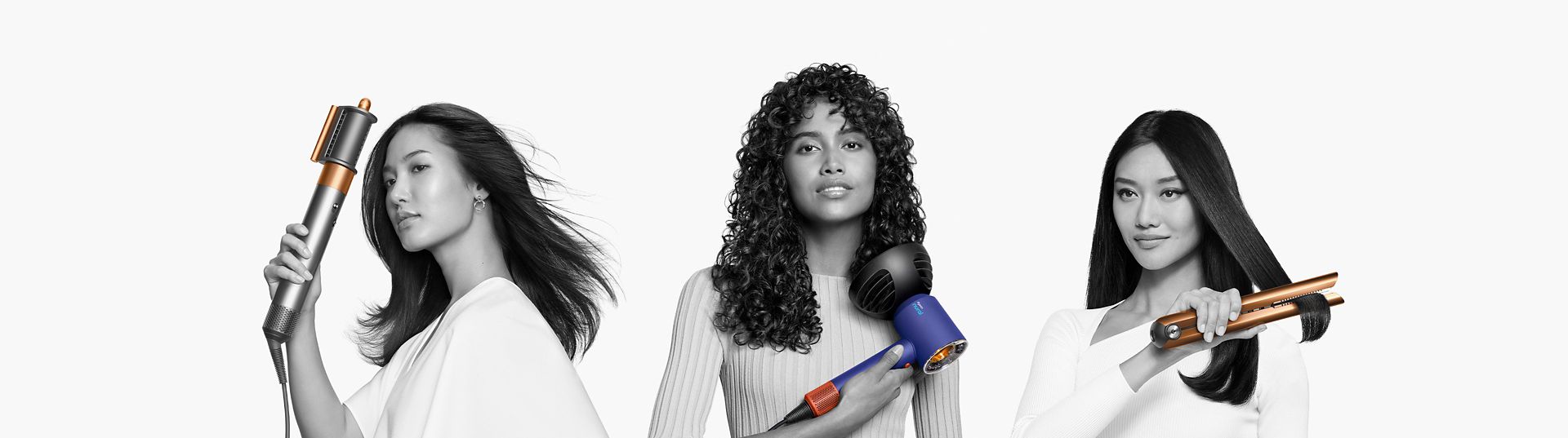 Tres modelos usando la gama de cuidado del cabello Dyson para secar o peinar el pelo
