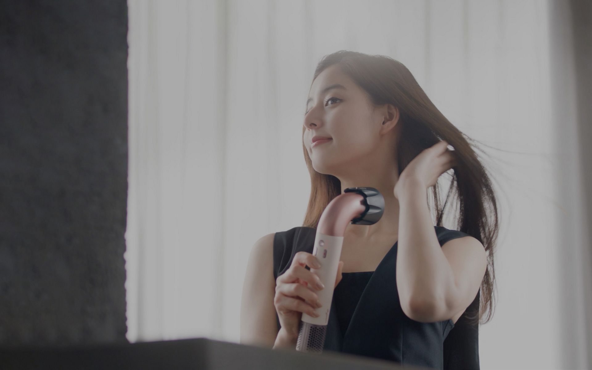  Dyson Supersonic rヘアドライヤーと低温ツールで髪を乾かすモデル 