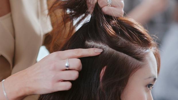 Zbliżenie na skórę głowy pomiędzy pasmami włosów modelki