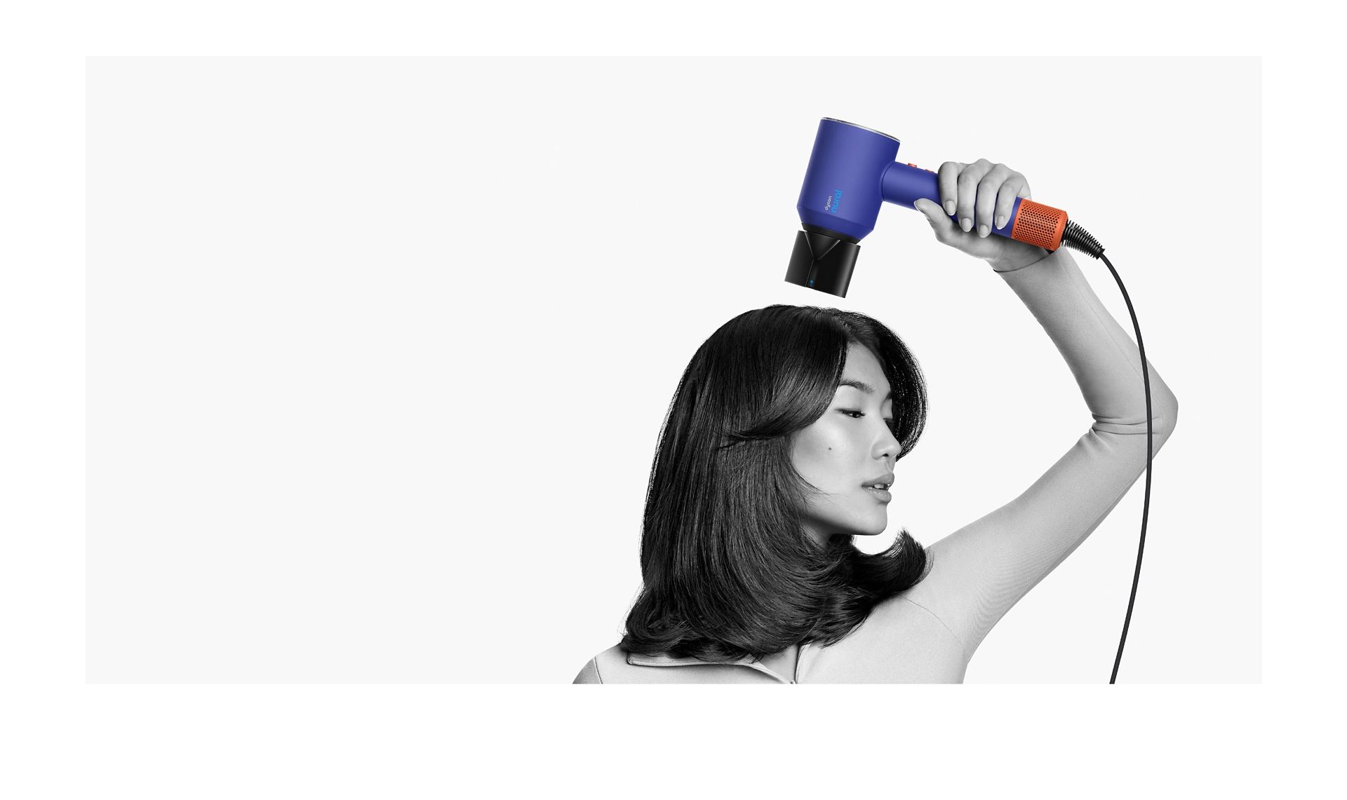 Femme utilisant le concentrateur de coiffage