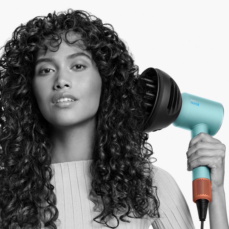 Ein Model verwendet den Wellen und Locken Diffusor im Diffusor-Modus.