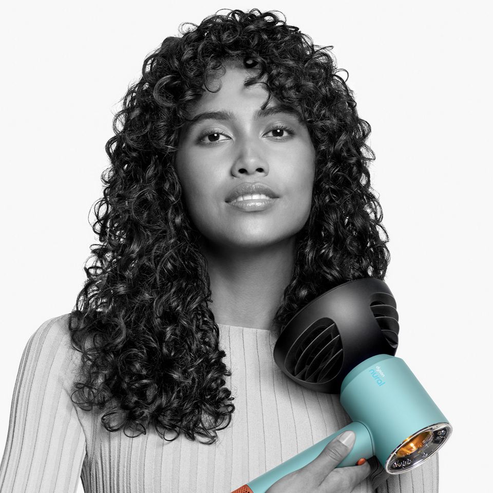 Ein Model verwendet den Wellen und Locken Diffusor im Kuppel-Modus.