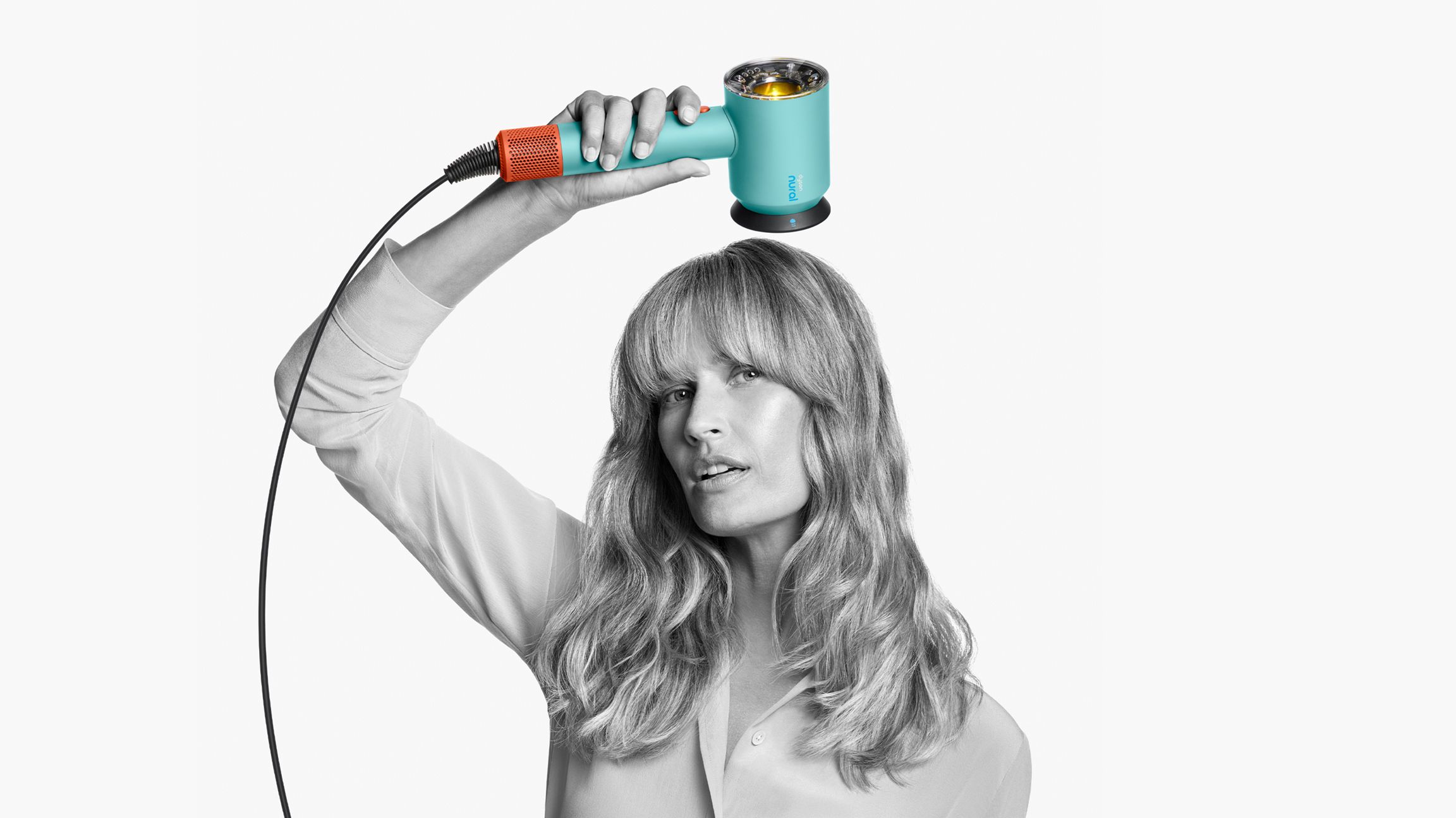Um modelo feminino utilizando o acess�rio Gentle air