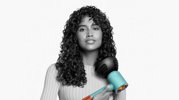 A female model using the Wave+Curl diffuser
