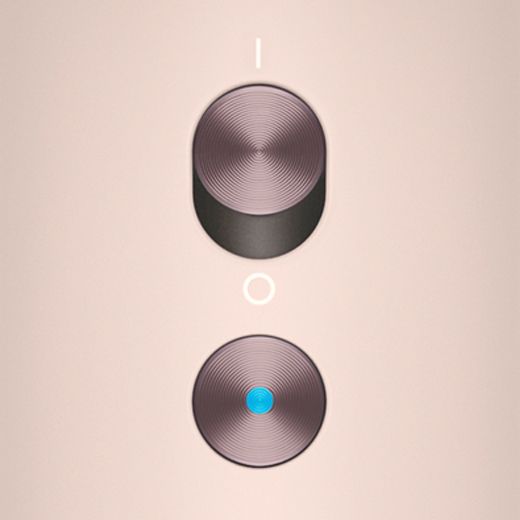 Grande plano dos botões da pega do secador de cabelo Dyson Supersonic Nural.