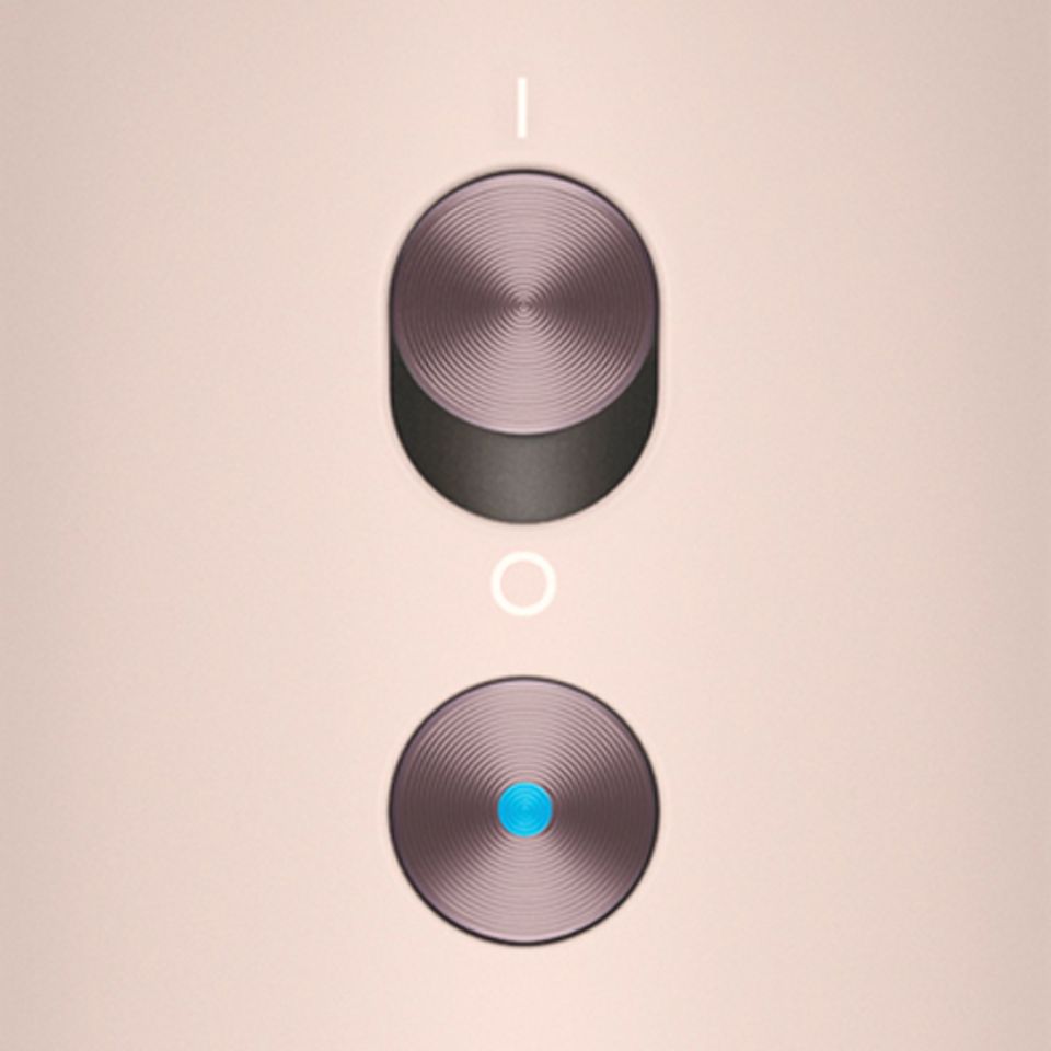 Nahaufnahme der Tasten auf dem Griff des Dyson Supersonic Nural Haartrockners. Nahaufnahme der Tasten auf dem Griff des Dyson Supersonic Nural Haartrockners.