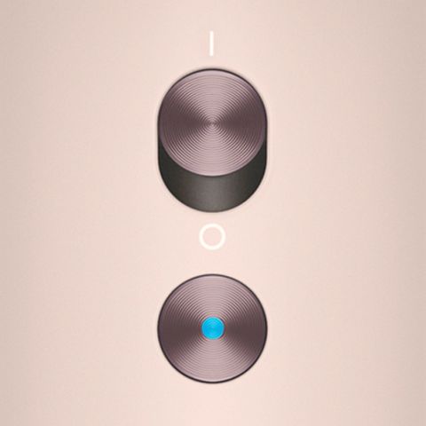 Nærbillede af knapperne på håndtaget på hårtørreren Dyson Supersonic Nural.