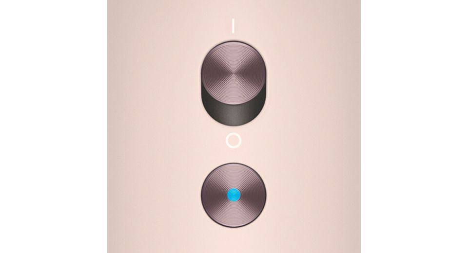 Nahaufnahme der Tasten auf dem Griff des Dyson Supersonic Nural Haartrockners.