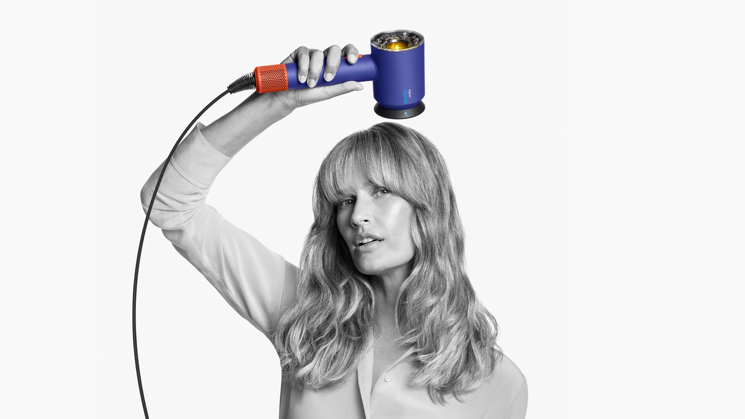  Un modèle féminin utilisant l'accessoire Gentle air
