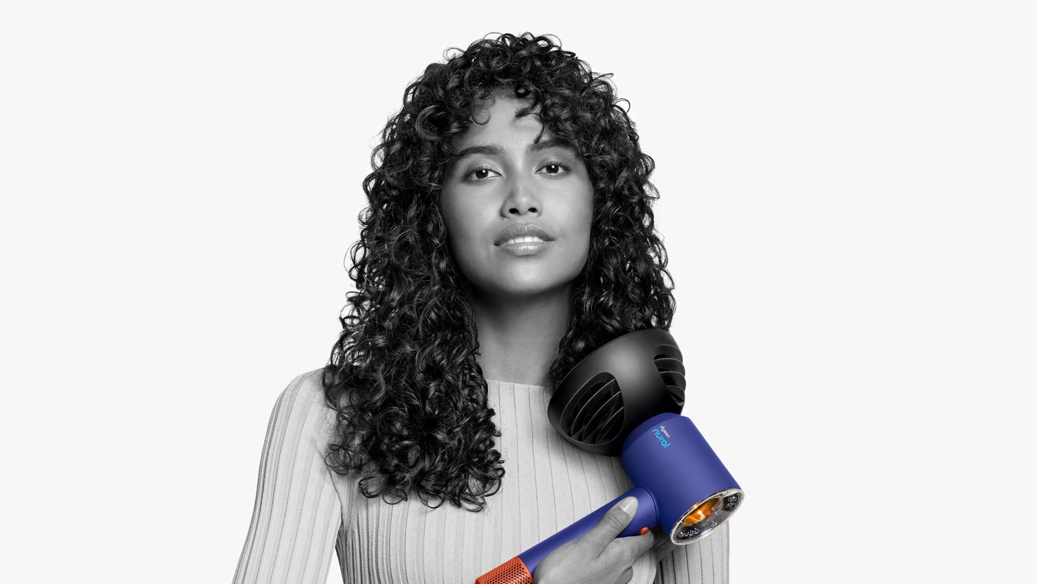  Un modèle féminin utilisant le diffuseur Wave+Curl