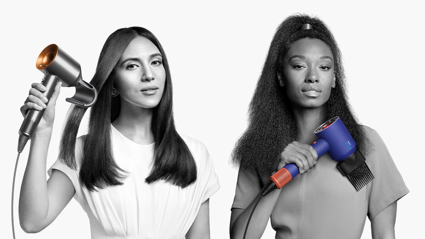 Femmes utilisant un sèche-cheveux Dyson Supersonic  Femmes utilisant un sèche-cheveux Dyson Supersonic