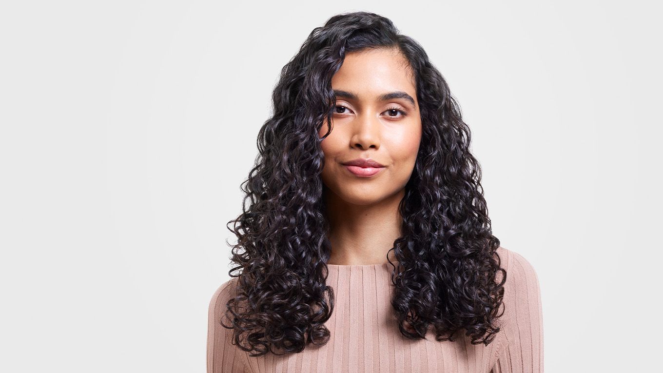 Female model with wavy/curly hair.