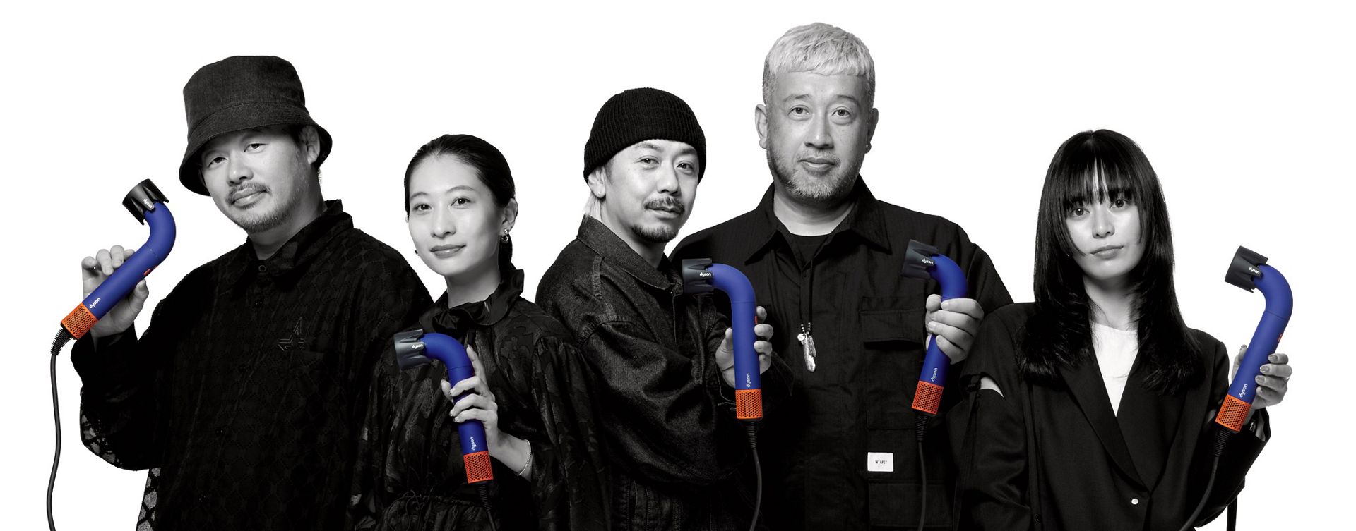 Dyson Supersonic rヘアドライヤーを持つプロヘアスタイリストのチーム