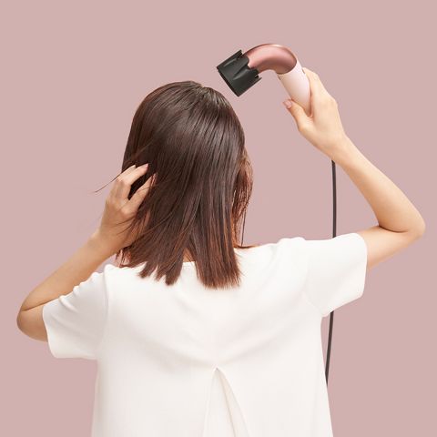 Dyson supersonic rと低温ツールで髪を乾かすモデル
