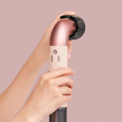 Dyson Supersonic rヘアドライヤーにパワフルエアアタッチメントを装着する手 