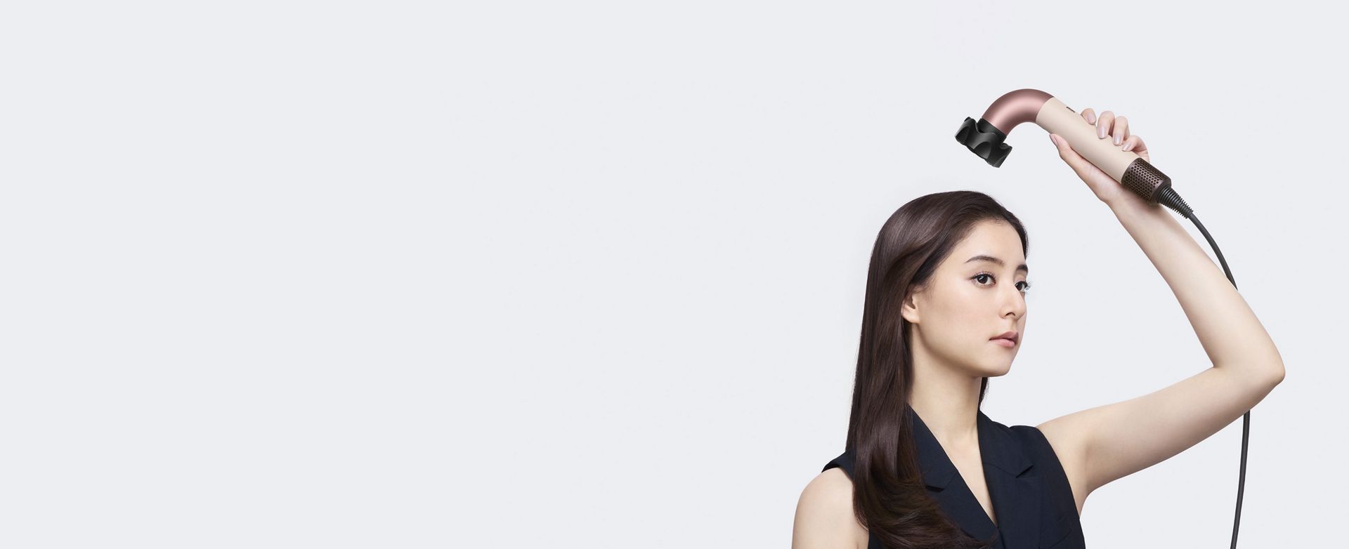 Dyson Supersonic rヘアドライヤーと低温ツールで髪を乾かすモデル
