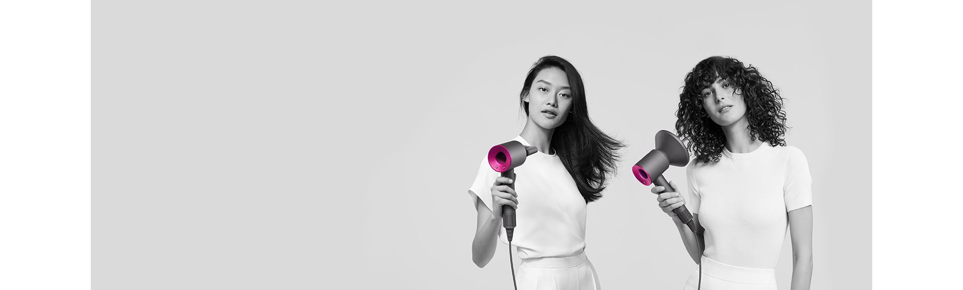 To kvinner bruker Dyson Supersonic