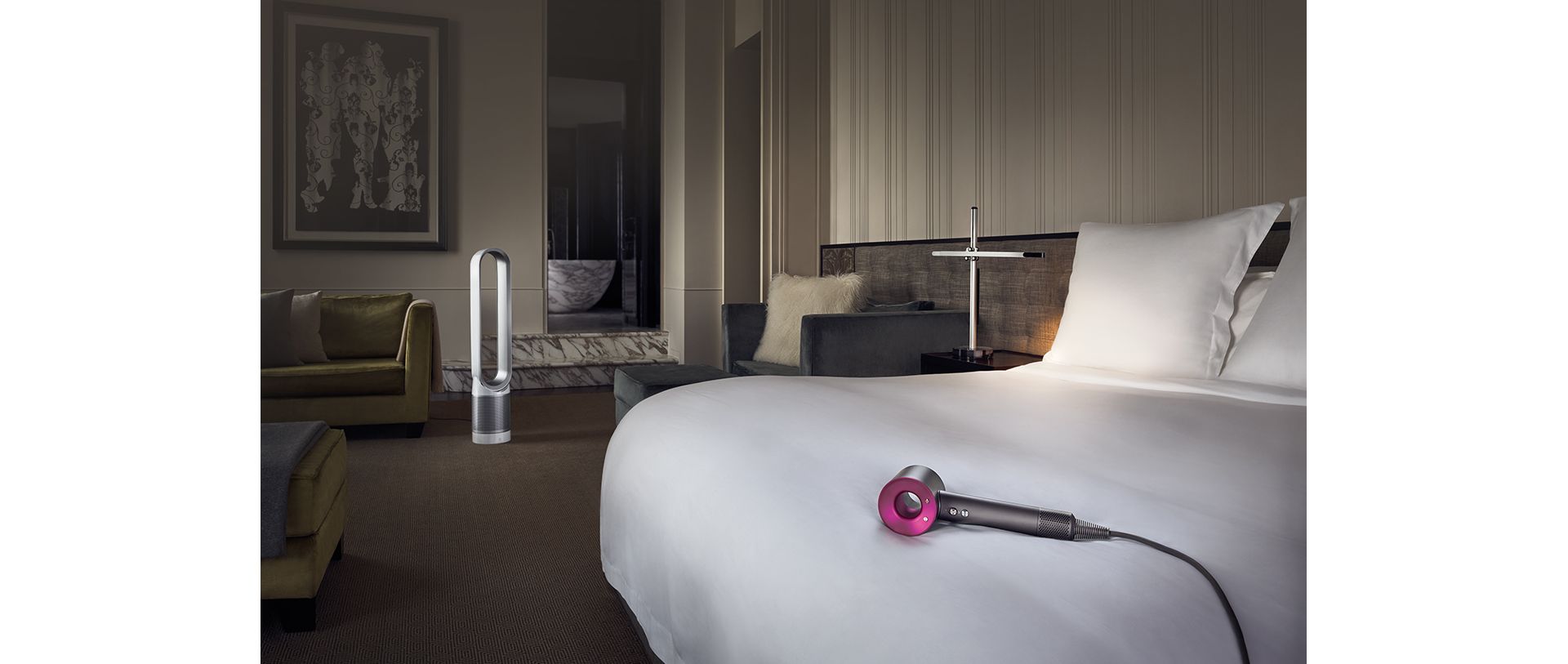 Immagini di Dyson Supersonic sul letto di una camera d'hotel