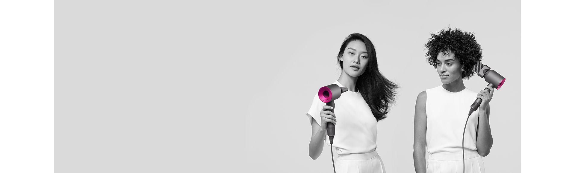 2 modelle che utilizzano l'asciugacapelli Dyson Supersonicᵀᴹ con diversi accessori