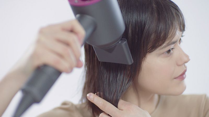 Play the video: Styling concentrator to create sleek hair
