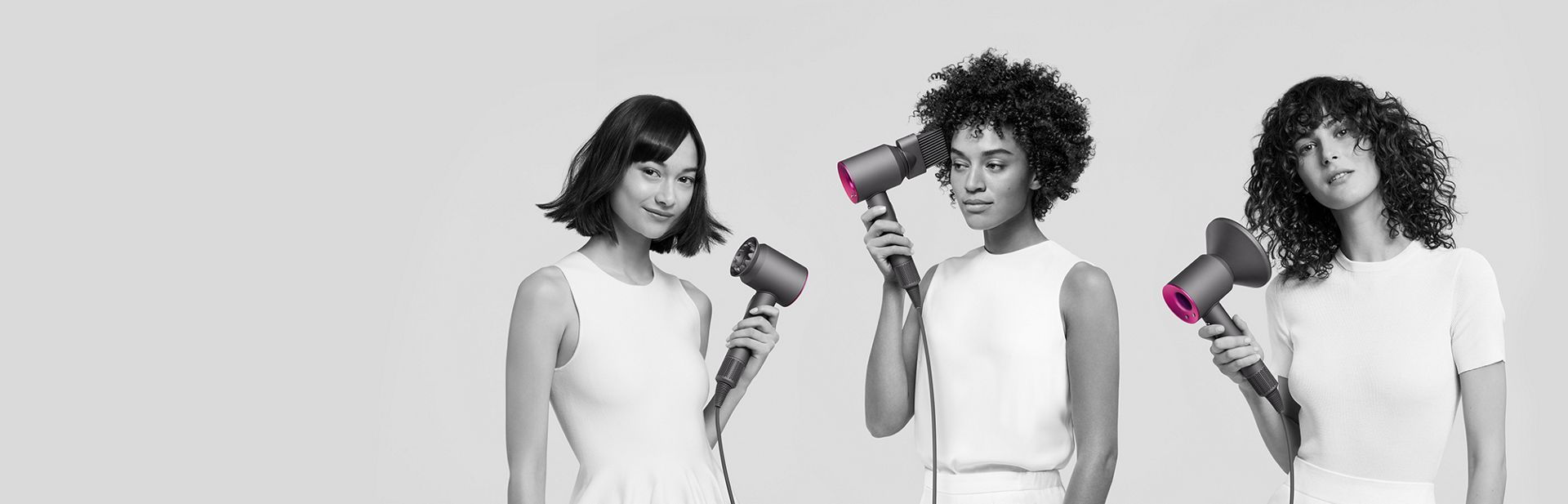 Tre donne che usano asciugacapelli Dyson Supersonic