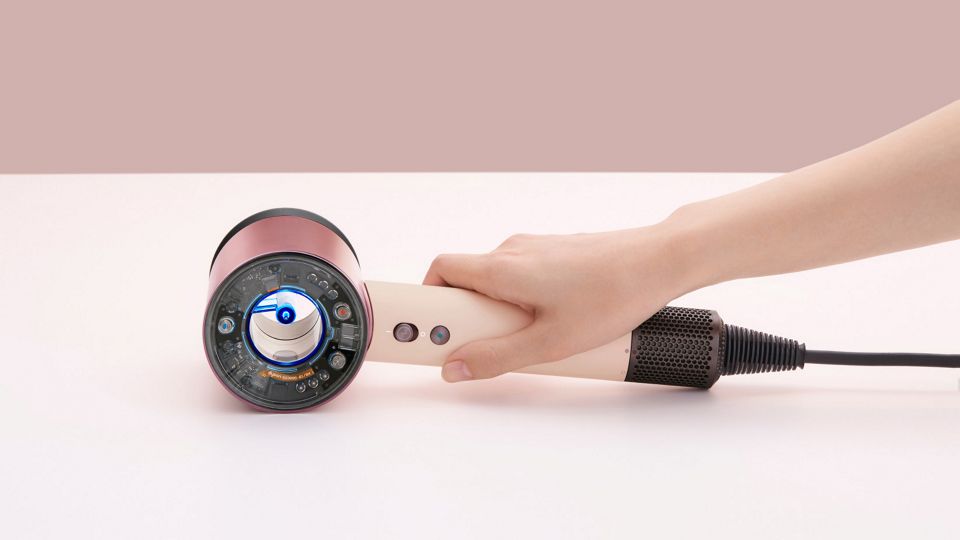  Dyson Supersonic Nural Shineヘアトライや－を持つ手 