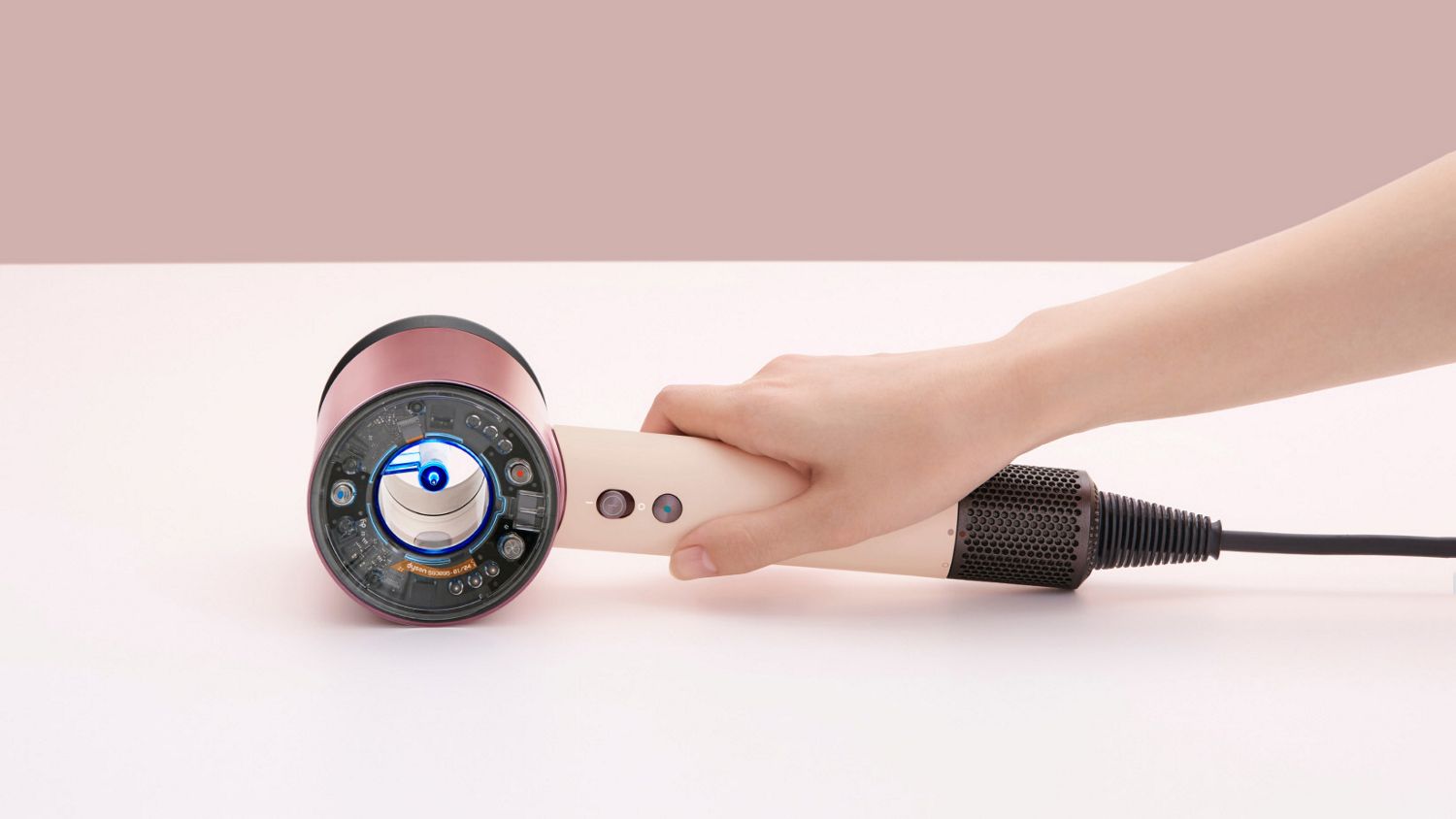 Dyson Supersonic Nural Shine ヘアドライヤー セラミックピンク 机に置いた時の様子
