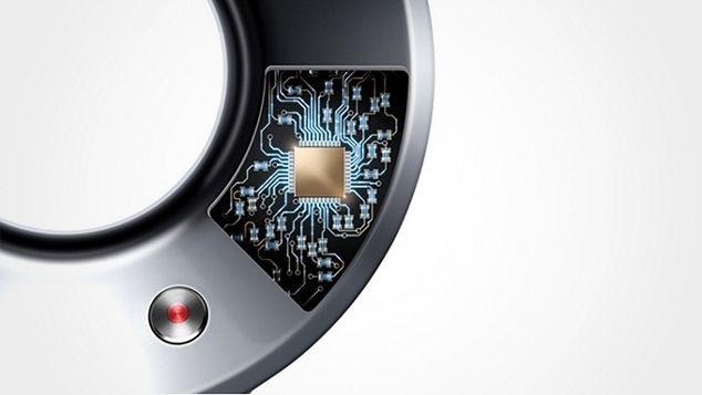 Primo piano del sistema di controllo intelligente del calore posizionato nella testa dell'asciugacapelli Dyson Supersonic
