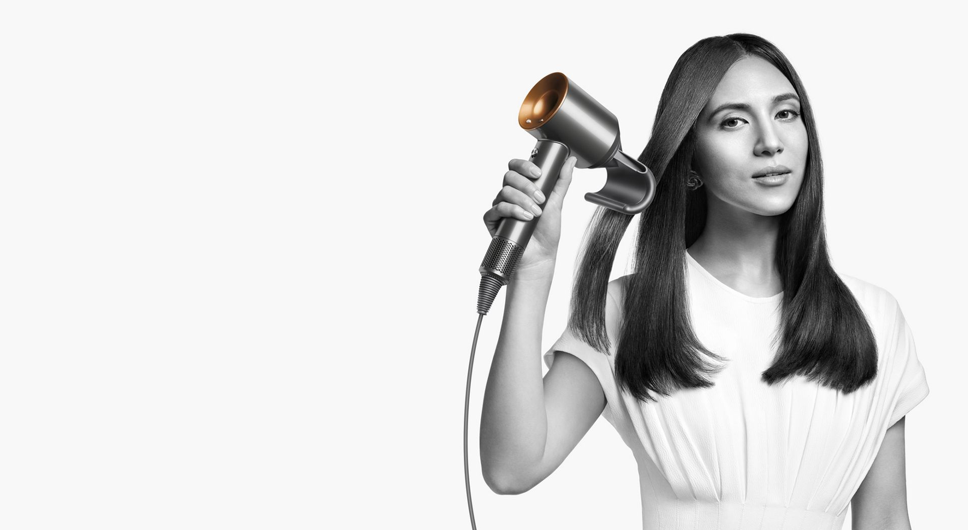 Model verwendet den Dyson Supersonic Haartrockner mit dem neuen Flyaway-Aufsatz 