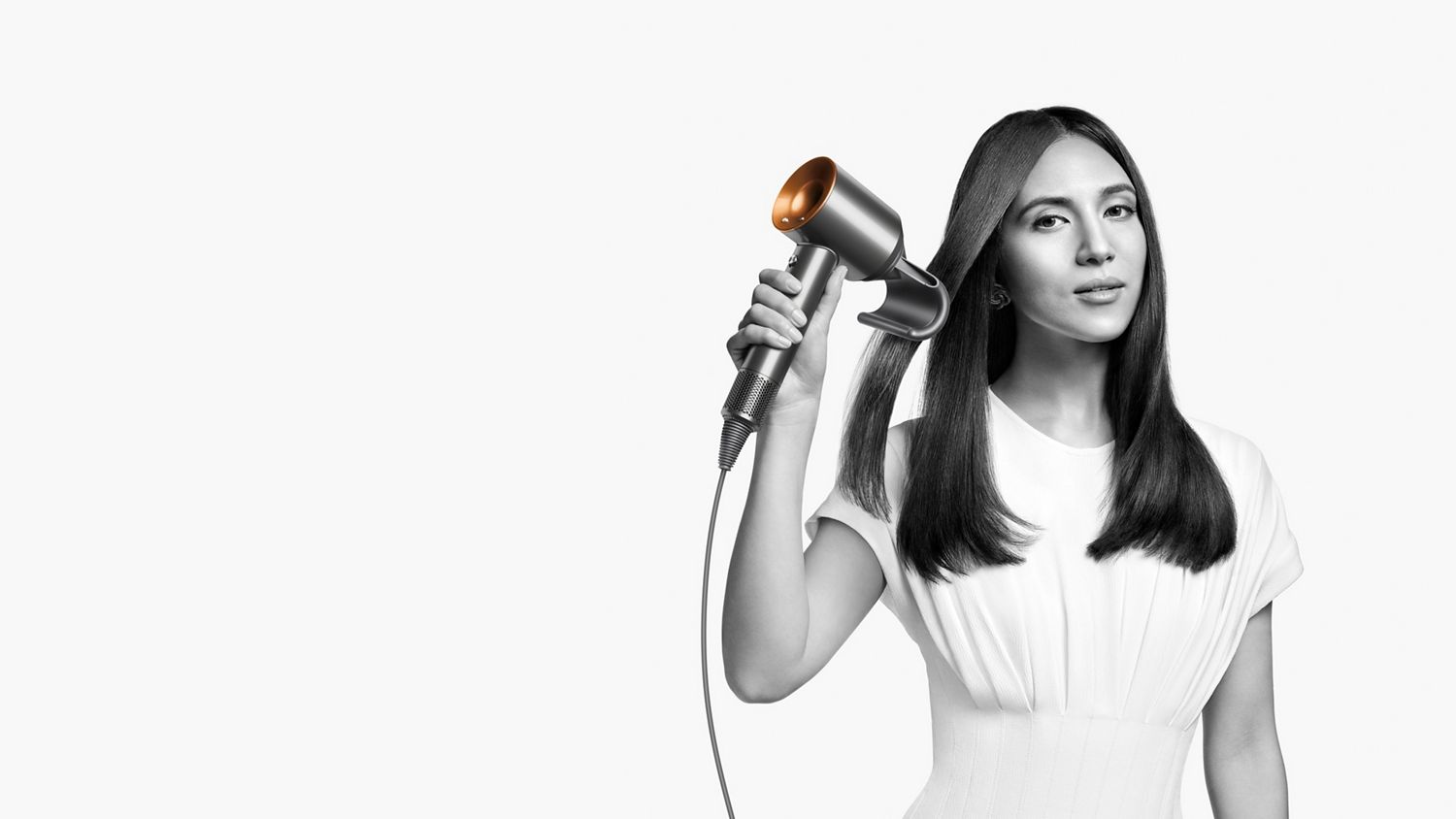 mannequin utilisant le sèche-cheveux Dyson Supersonic