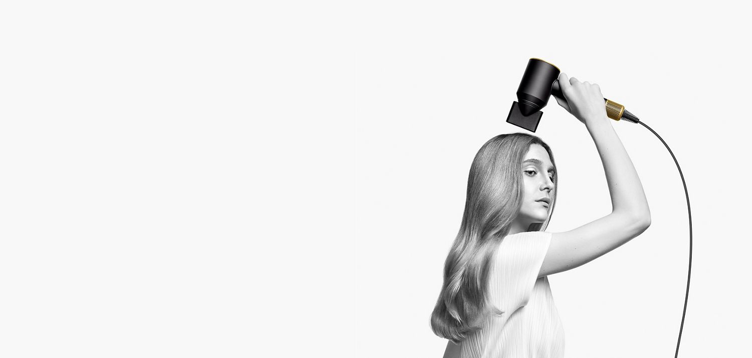 Un mannequin sur un fond blanc utilise le Dyson Supersonic