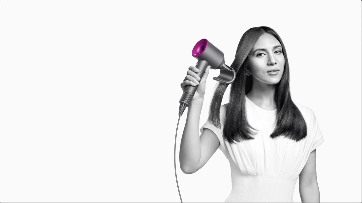 Modelo probando un Dyson Supersonic con el nuevo accesorio Flyaway.