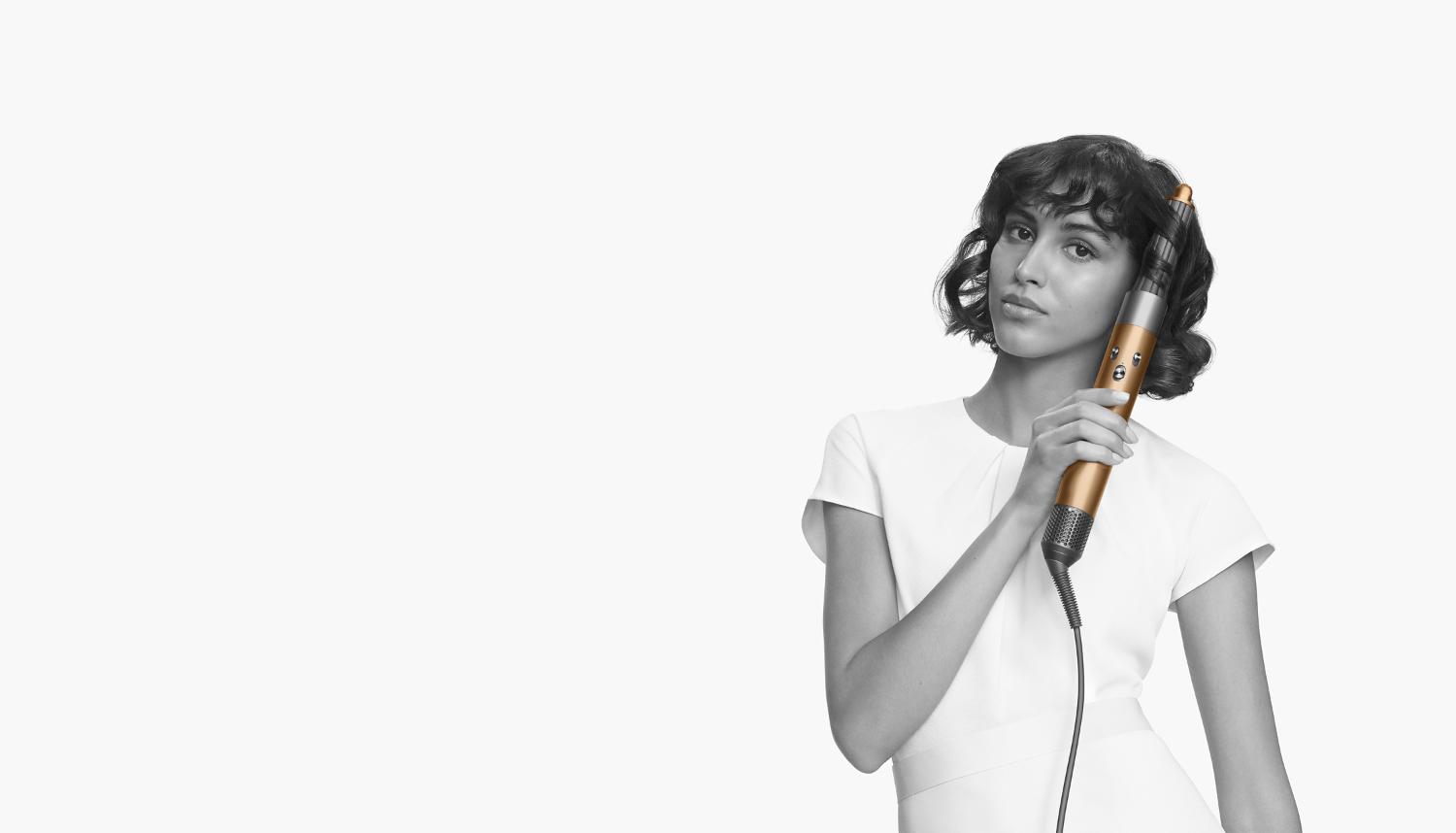 Femme se coiffant avec le Dyson Airwrap