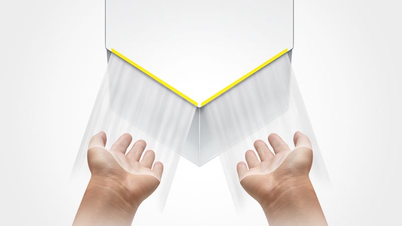 Mujer usando el Dyson Airblade V