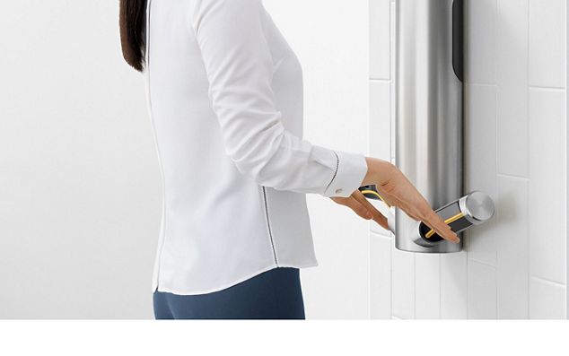 Frau trocknet Hand mit dem Dyson Airblade 9kJ