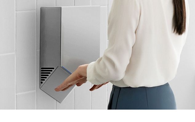 Frau trocknet ihre Hand mit dem Dyson Airblade V