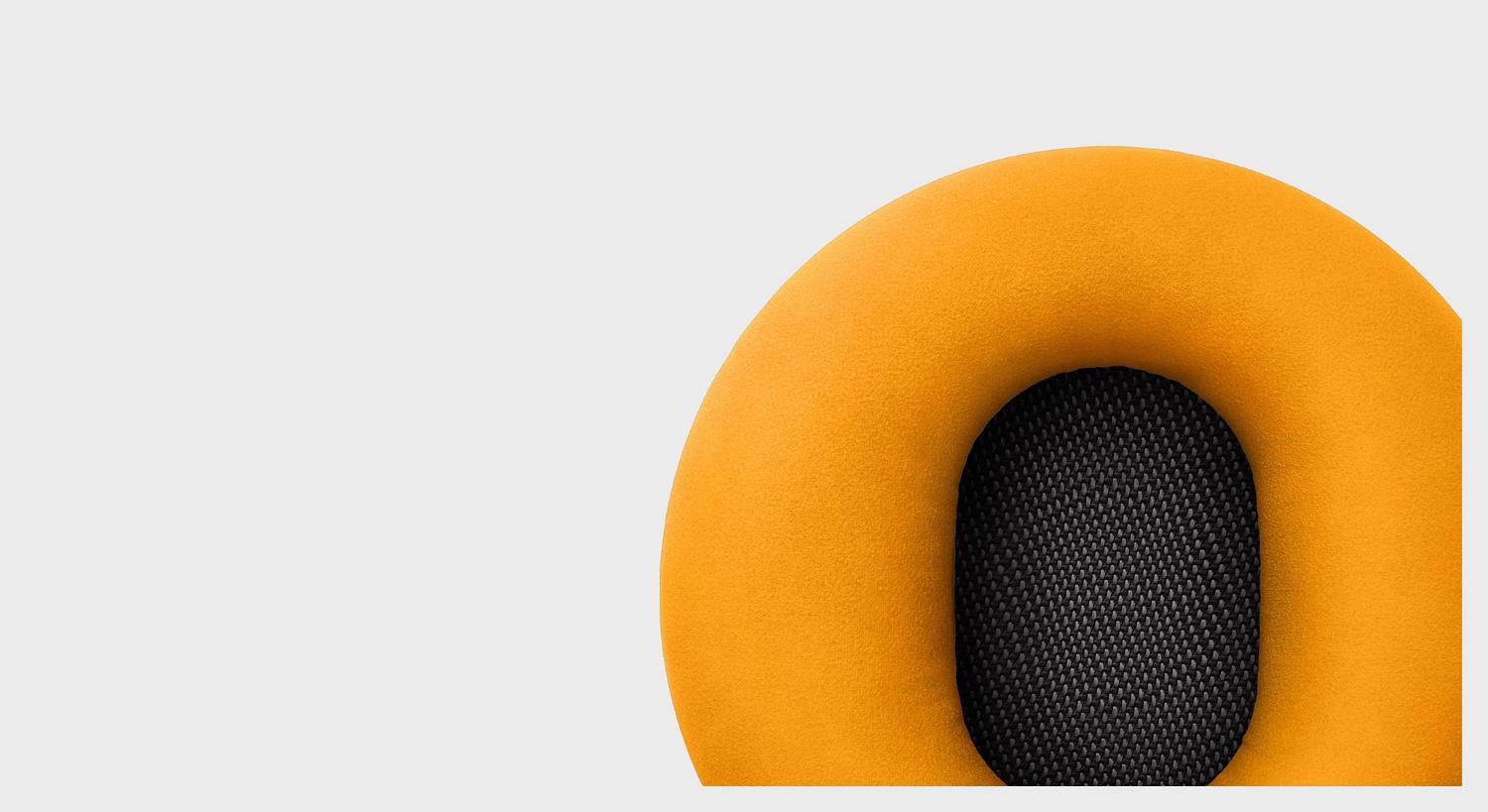 Een model met de Dyson OnTrac-koptelefoon op.