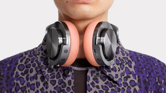 Person mit Dyson Noise Cancelling Kopfhörer
