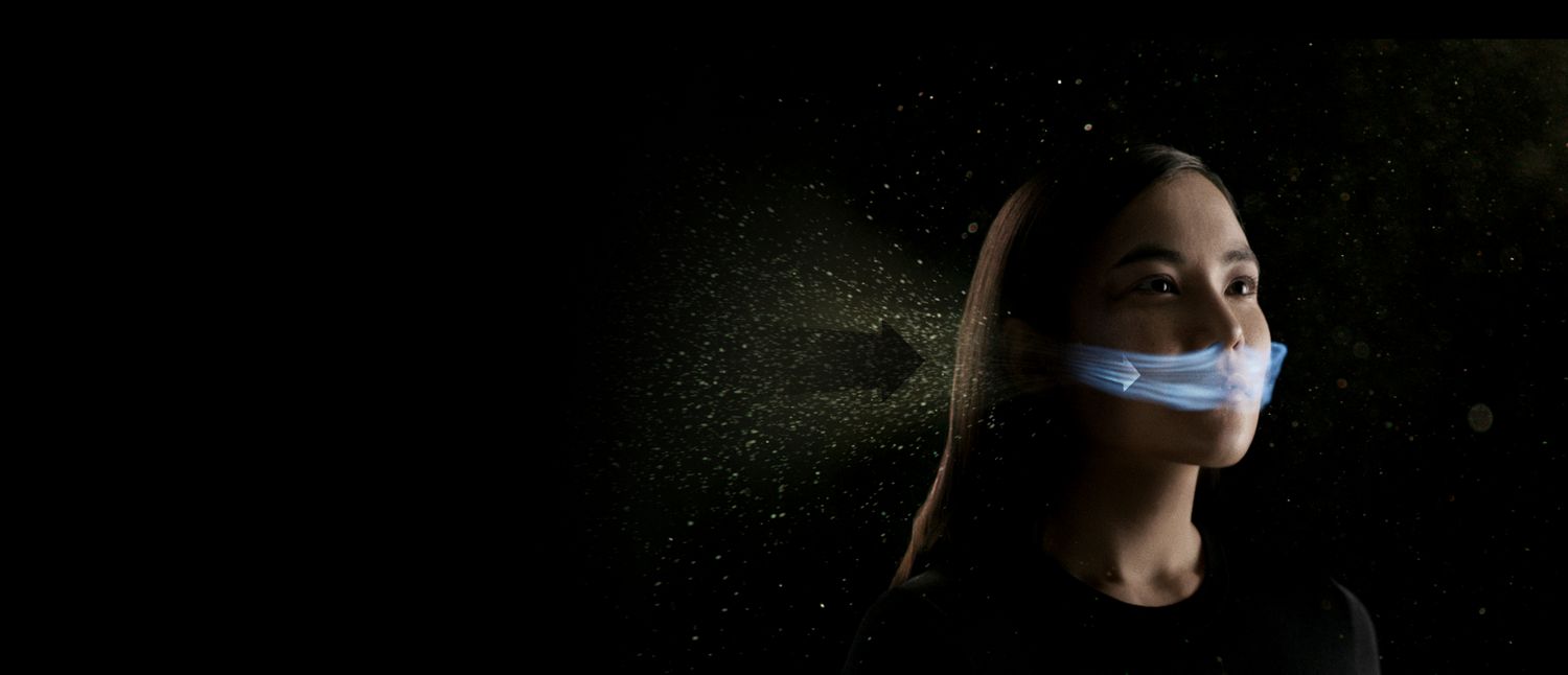 Femme avec un mystérieux courant d'air entrant dans le nez et la bouche