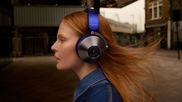 Profil af kvinde med de støjreducerende hovedtelefoner Dyson Zone.