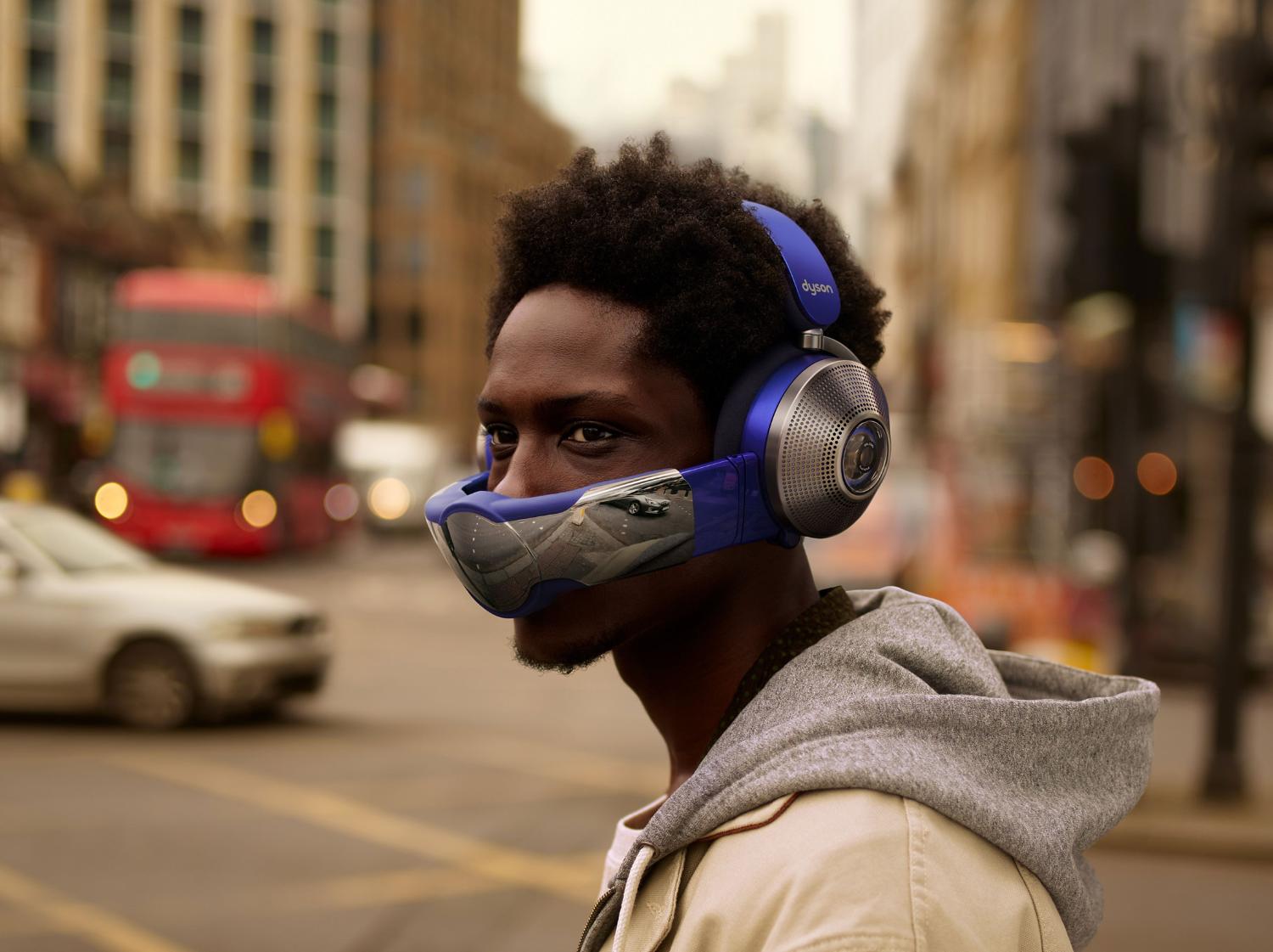 Imagen de un hombre con auriculares con purificación de aire Dyson Zone. Visera acoplada.