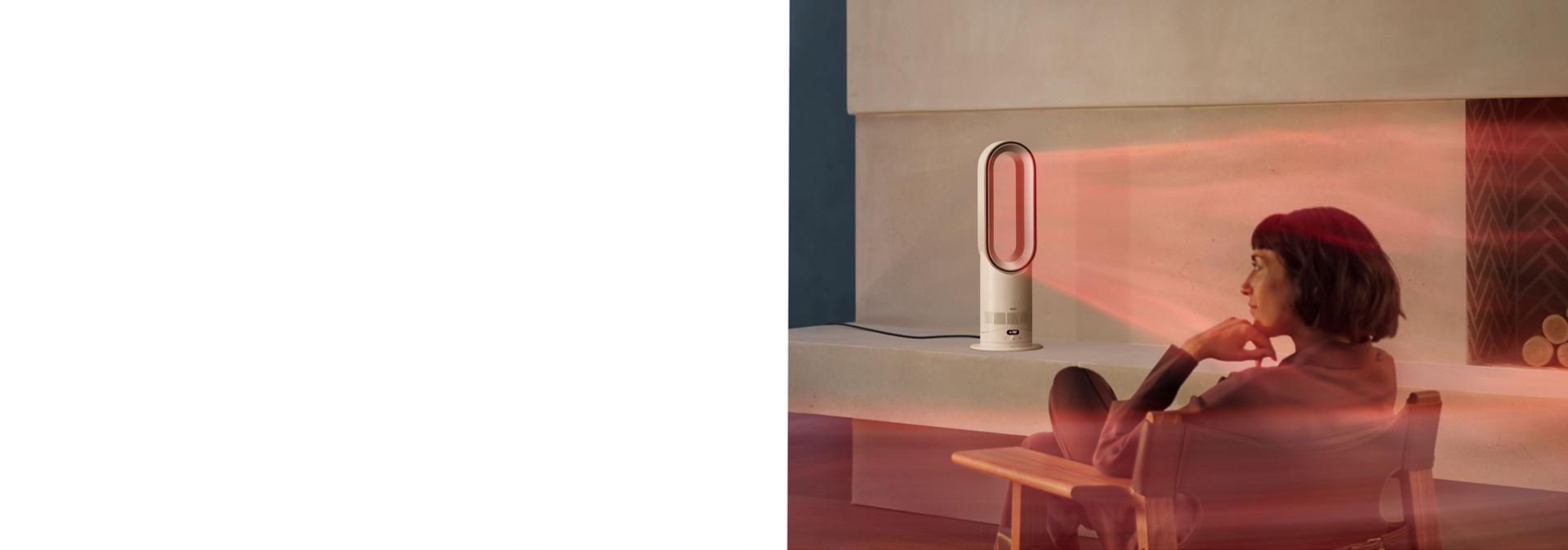 „Dyson Hot+Cool HF1“ nuotolinio valdymo šildytuvas su pašildymo funkcija ir ventiliatorius efektyviai šildo kambarį.