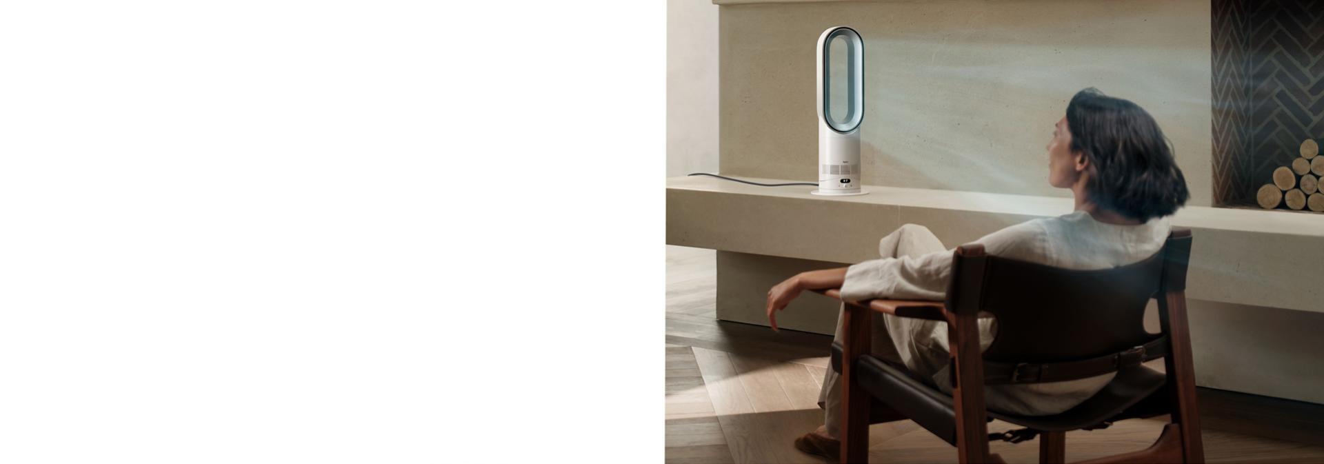 „Dyson Hot+Cool HF1“ nuotolinio valdymo šildytuvas su išankstinio šildymo funkcija ir ventiliatorius atvėsina kambarį galingu oro srautu.