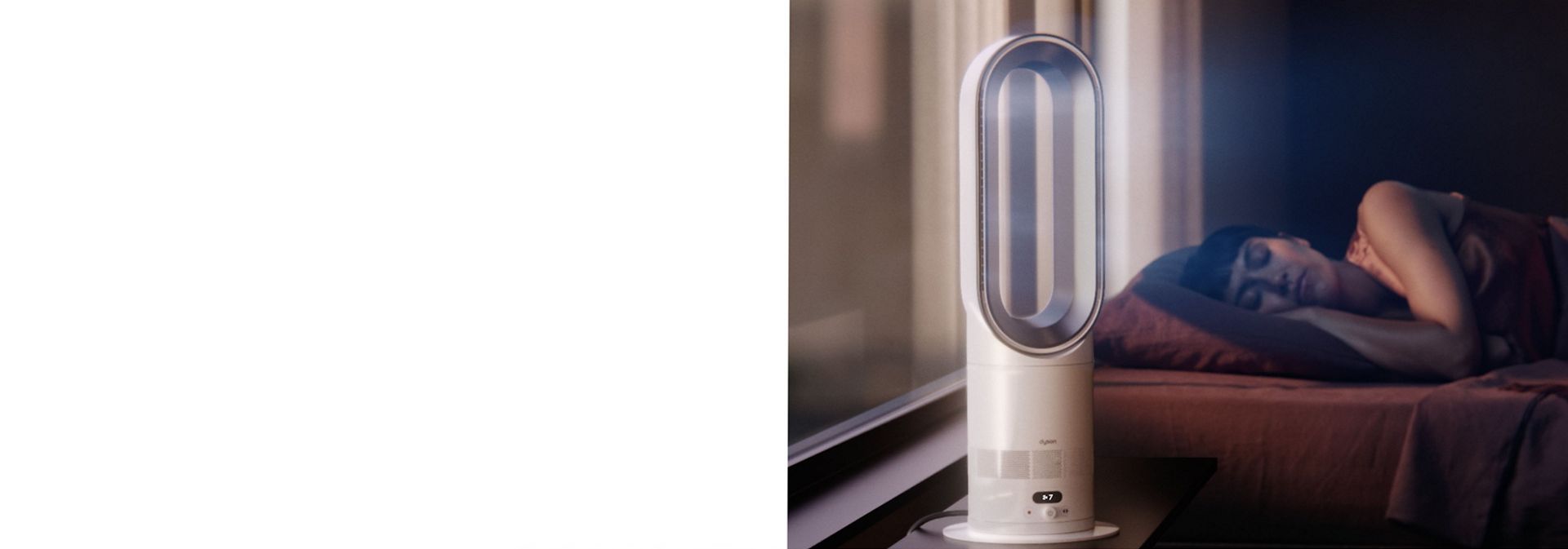 „Dyson Hot+Cool HF1“ nuotolinio valdymo šildytuvas su išankstinio šildymo funkcija ir ventiliatorius tyliai veikia miegamajame šalia miegančio žmogaus.