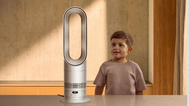 Kütte- ja jahutusventilaator Dyson Hot+Cool HF1 Remote Pre-heat asub väikese lapse kõrval.
