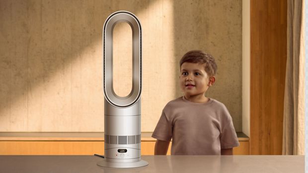 Kütte- ja jahutusventilaator Dyson Hot+Cool HF1 Remote Pre-heat asub väikese lapse kõrval.