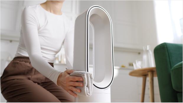 Dyson Hot+Cool HF1 attālinātā savienojuma pirmssildīšanas sildītājs un dzesēšanas ventilators tiek noslaucīts ar drānu.
