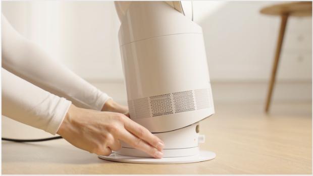 Dyson Hot+Cool HF1 attālinātā savienojuma pirmssildīšana sildītājs un dzesēšanas ventilators noliecas uz savas pamatnes.